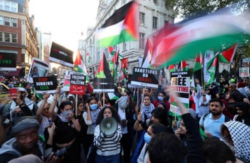 «كفوا عن تسليح إسرائيل».. تفاصيل اعتقال ناشطتين في بريطانيا بسبب تضامنهما مع الفلسطينيين