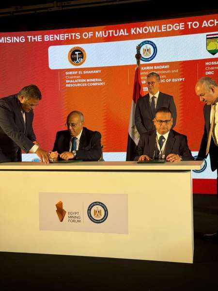 توقيع برتوكول تعاون بين بحوث الصحراء وشركة شلاتين للثروة المعدنية لتنمية المنطقة