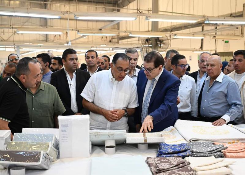 رئيس الوزراء يتفقد مصنع شركة ”نايل لينين جروب” للنسيج والمفروشات بالمنطقة الحرة العامة بالإسكندرية