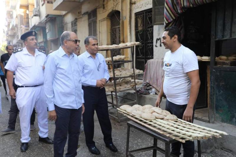 محافظ المنيا يشهد توزيع الخبز مجاناً ضمن مبادرة ”بداية جديدة” لبناء الإنسان المصري