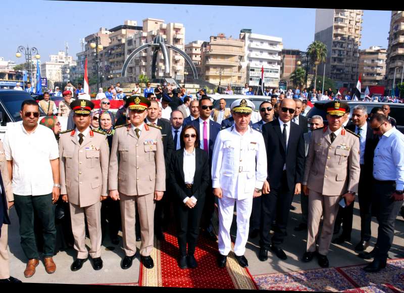 محافظ البحيرة تضع إكليلاً من الزهور على النصب التذكاري للجندي المجهول بدمنهور