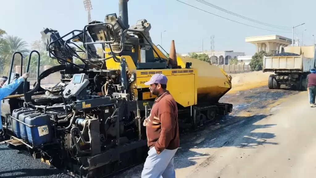 محافظ أسيوط يعلن بدء رصف طريق بني غالب - جحدم بطول 4.5 كم وبتكلفة 17 مليون جنيه