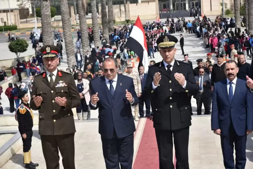 احتفالٱ بذكرى يوم الشهيد .. محافظ بورسعيد يضع إكليلٱ من الزهور على النصب التذكاري بميدان الشهداء