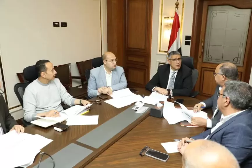 محافظ الجيزة يبحث آليات تطوير منظومة النظافة وتحقيق رضا المواطنين