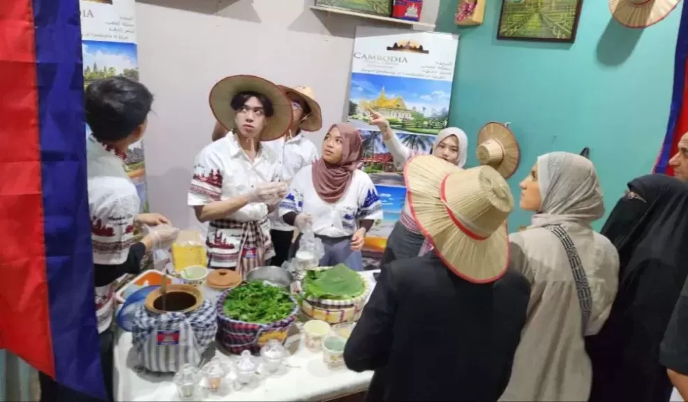 سفير كمبوديا بالقاهرة يتفقد معرض ديارنا زهور الربيع