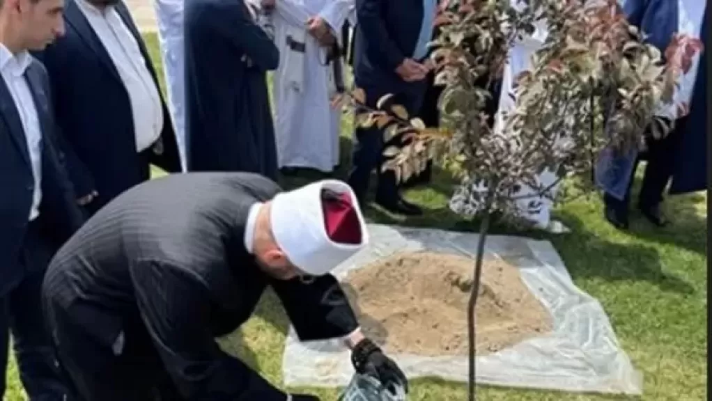«الشجرة المصرية» تزهر في سمرقند.. وزير الأوقاف يغرسها بمحيط مرقد الإمام البخاري تخليدًا للسلام