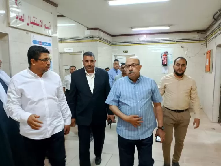 محافظ أسيوط يوجه بتقديم الرعاية الصحية الكاملة لمصابي حادث انقلاب سيارة تقل عمال بطريق العقال القبلي بالبداري
