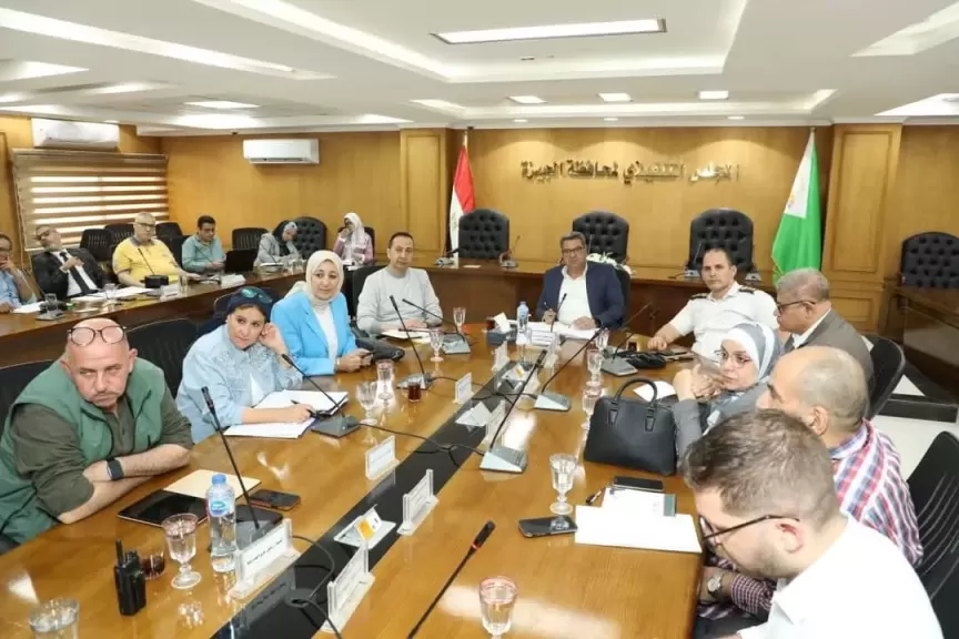 السكرتير المساعد يترأس الاجتماع الدوري للوقوف على مشروعات التطوير بمحيط الفنادق ومسارات الحركة