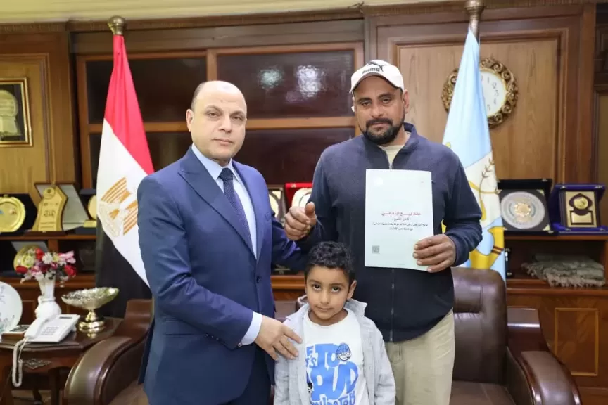 محافظ كفرالشيخ يُسلّم 12 عقد تقنين أراضي أملاك دولة للمستفيدين من المواطنين