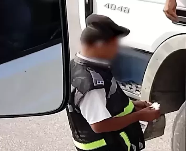 مصدر أمني يكشف حقيقة الفيديو المتداول بشأن تجاوز فرد شرطة عند استيقاف سيارة نقل