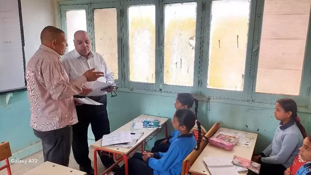 في جولة مفاجئة.. مدير تعليم البحر الأحمر يزور إحدى المدارس ويُحيل قياداتها للتحقيق