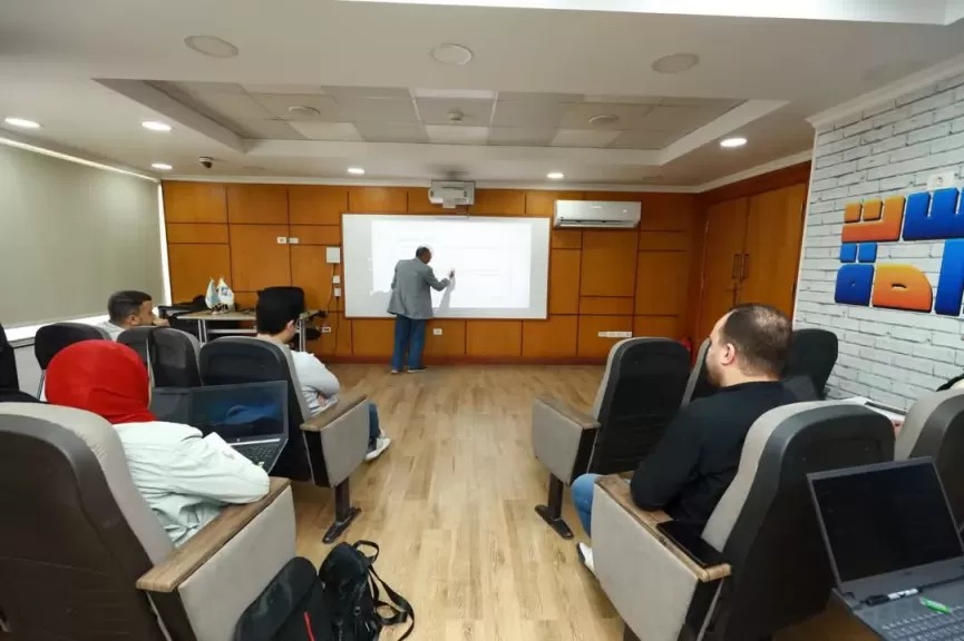 محافظ كفرالشيخ يتابع فعاليات اليوم الثاني من برنامج إعداد مدربين معتمدين في الذكاء الاصطناعي بمركز استدامة