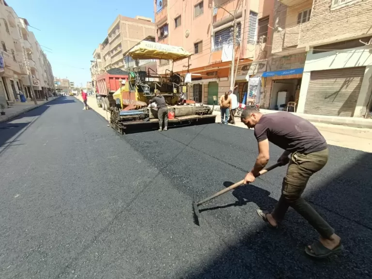 محافظ الغربية يتابع أعمال رصف الطبقة الرابطة بشارع المجلس الشعبي المحلي بالسنطة بطول 170 متر