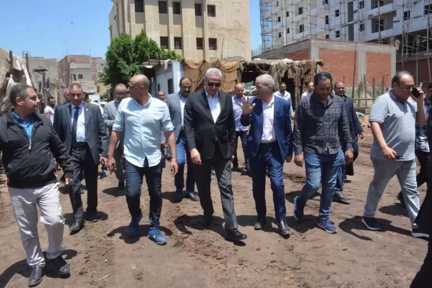 في جولة ميدانية مفاجئة ببسيون.. محافظ الغربية يتفقد شونة القمح ويتابع شكاوى المواطنين