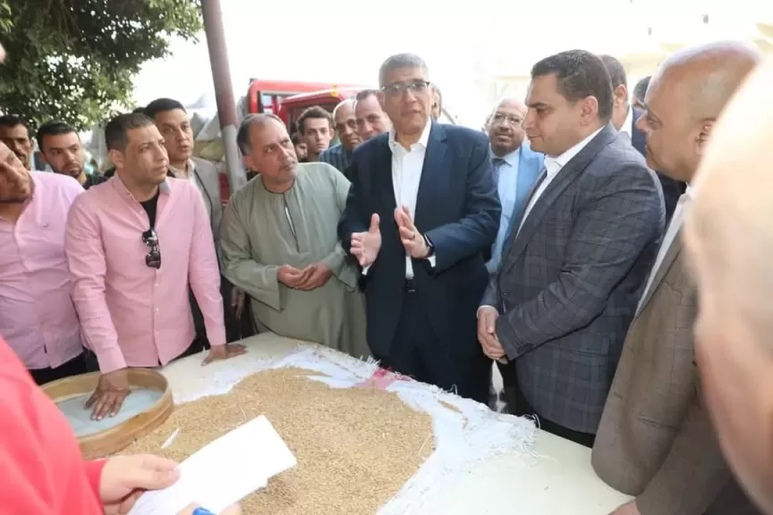 محافظ الجيزة يتفقد صومعة إمبابة لمتابعة انتظام توريد وتخزين محصول القمح
