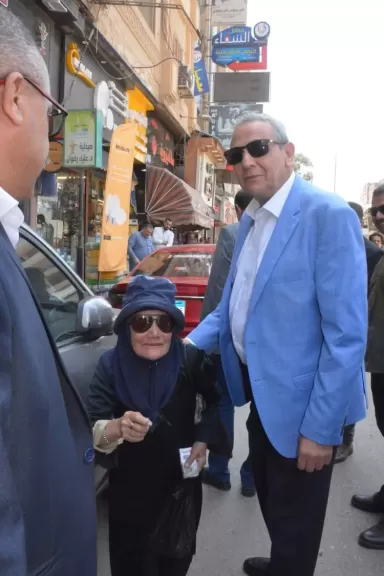 محافظ الغربية في جولة ميدانية سيراً على الأقدام داخل قرى وأحياء طنطا: نرصد الواقع بأنفسنا