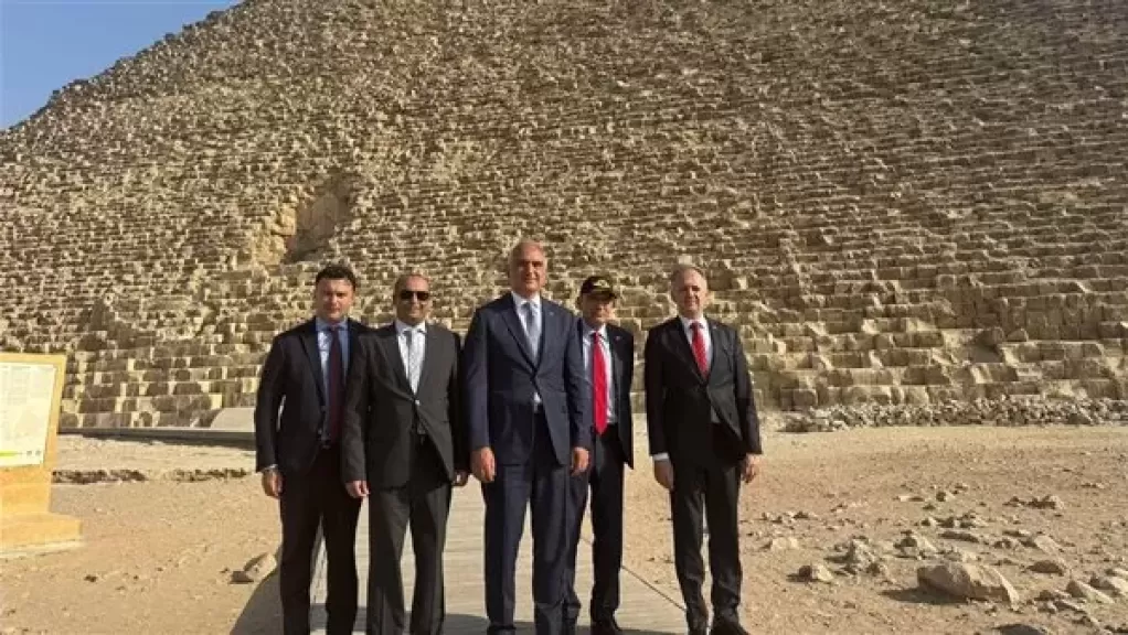 وزير الثقافة والسياحة التركي يزور الأهرامات ويشيد بعراقة الحضارة المصرية القديمة