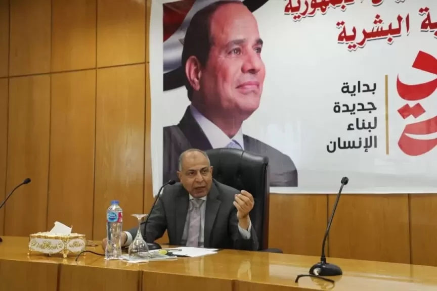 محافظ المنيا يناقش ملفات التعليم والصحة والطرق