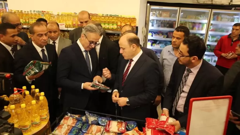 محافظ كفرالشيخ ورئيس جهاز حماية المستهلك يتفقدان زهران ماركت لمتابعة توافر السلع