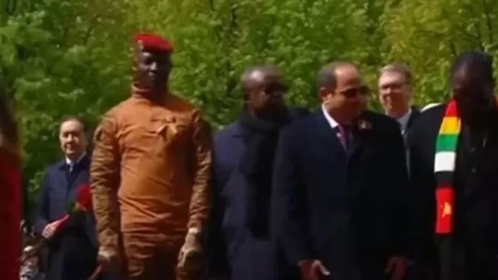 الرئيس السيسي يشارك في وضع الزهور على النصب التذكاري لقبر الجندي المجهول في روسيا