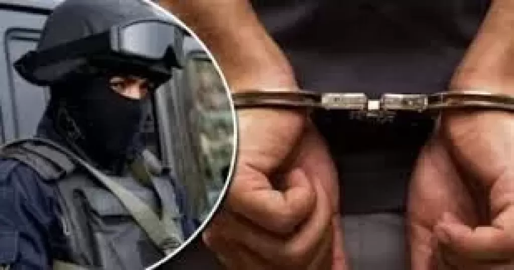 ضبط شخصين بالقاهرة لقيامهما بإرتكاب وقائع النصب وسرقة المواطنين بأسلوب ”انتحال الصفة”
