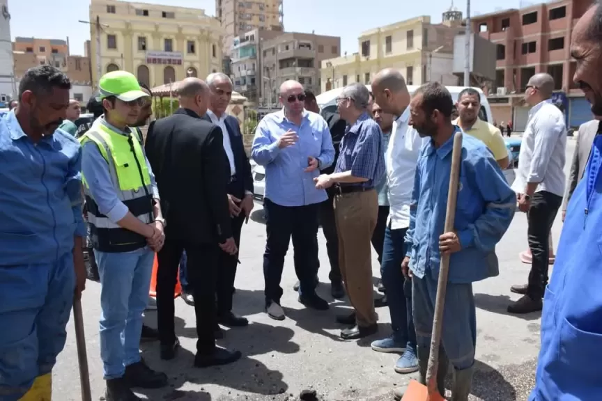 محافظ بني سويف يتابع إصلاح  تسريب  بشبكة المياه بميدان المديرية
