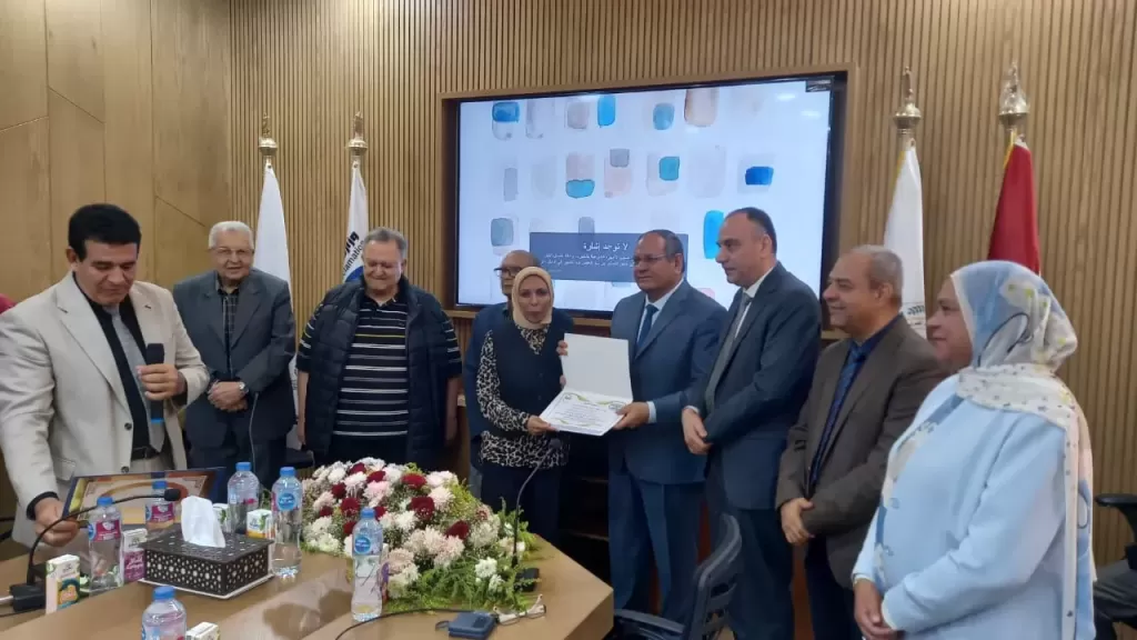 رئيس البحوث الزراعية يكرم باحثين وقاية النبات