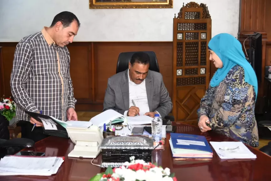 محافظ مطروح يوقع علي قرارات لجنة تقنين أراضي الدولة