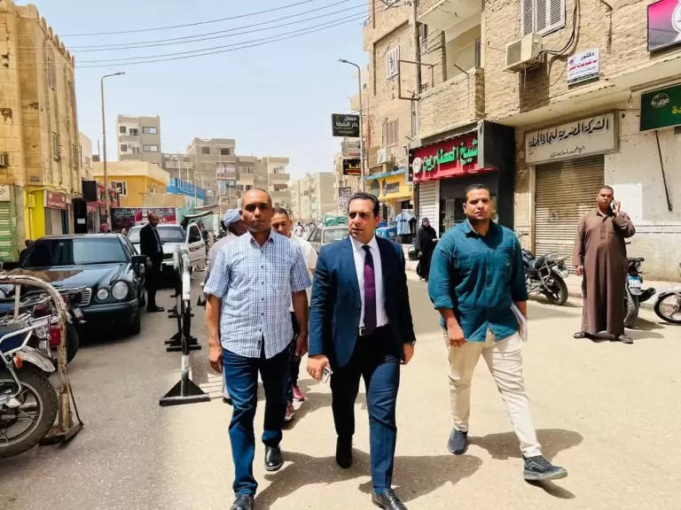 نائب محافظ قنا في جولة ميدانية بنقادة لمتابعة الخدمات والتقنين ودعم الحرف التراثية