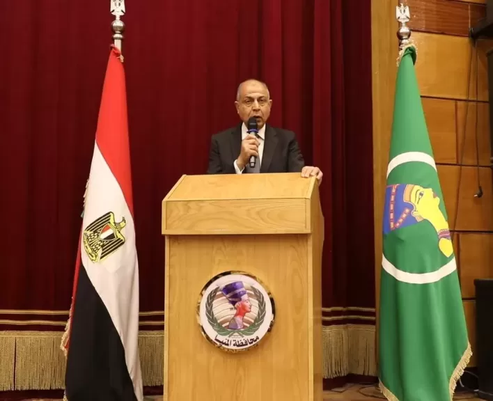 محافظ المنيا يكرم عددًا من أسر الشهداء والمصابين