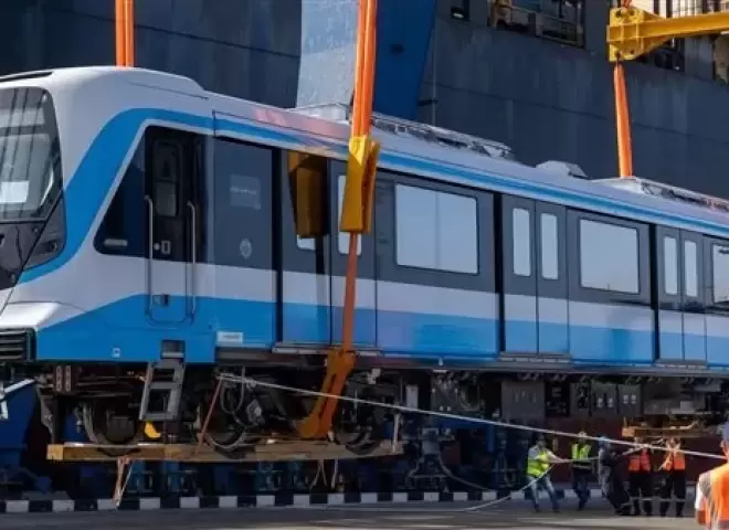 وزير الصناعة والنقل يعلن وصول أول قطار مكيف للخط الأول لمترو الأنفاق إلى ميناء الإسكندرية