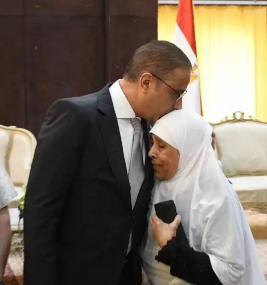 محافظ الفيوم يُكرم عدداً من الأمهات المثاليات
