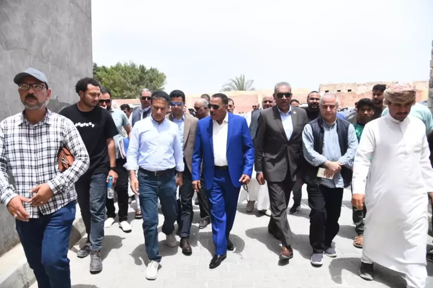 محافظ مطروح يتفقد مشروع الصرف الصحي شرق المدينة