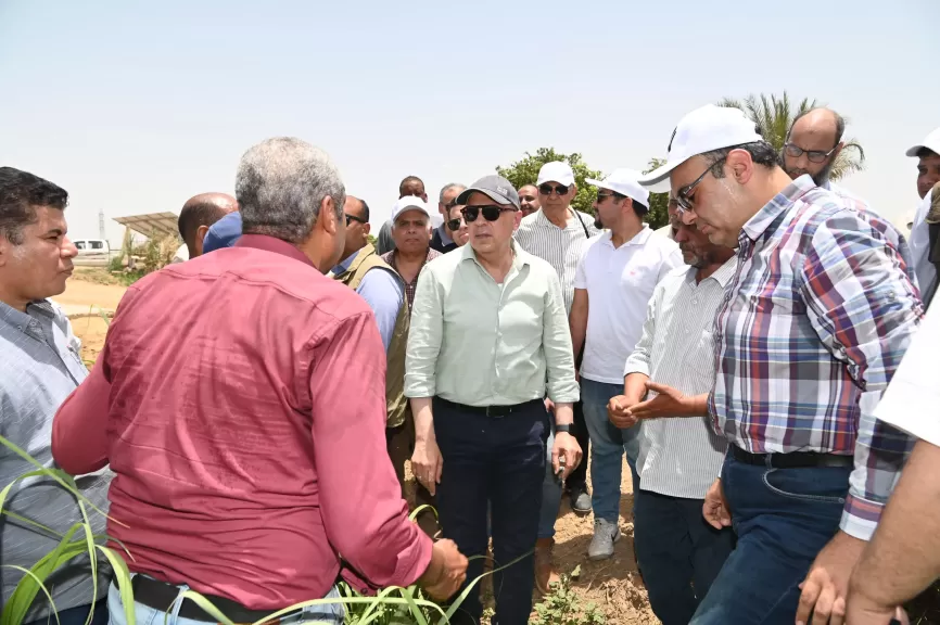 وزير الري يتفقد موقع المنطقة التجريبية لاستخدام الرى الحديث فى مزارع قصب السكر بأسوان