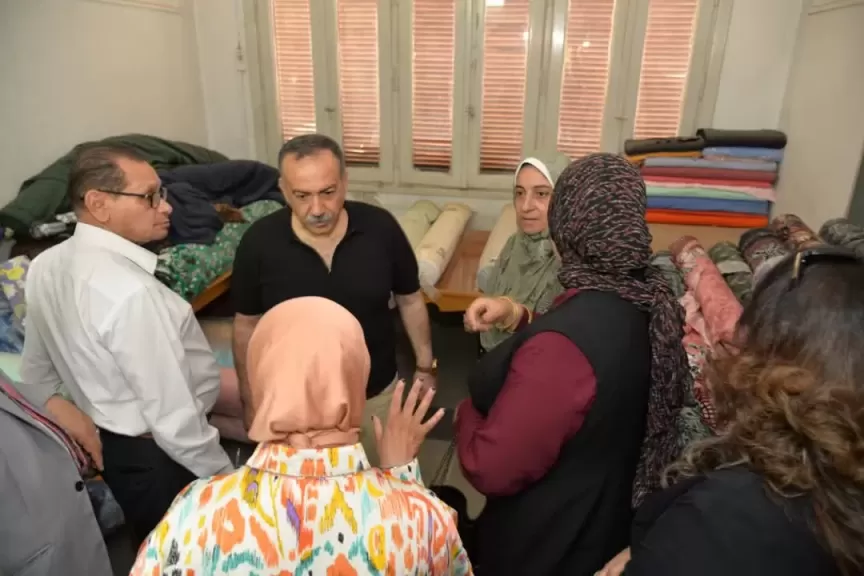 محافظ أسيوط يتفقد جمعية الشابات المسلمات ومعرضًا للمنتجات اليدوية
