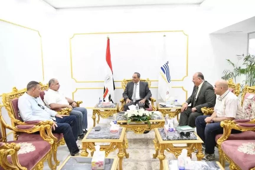 محافظ قنا يبحث مع قيادات ”النقل النهري” إجراءات ترخيص مراسي حتحور ودندرة لتيسير حركة النقل بين ضفتي النيل