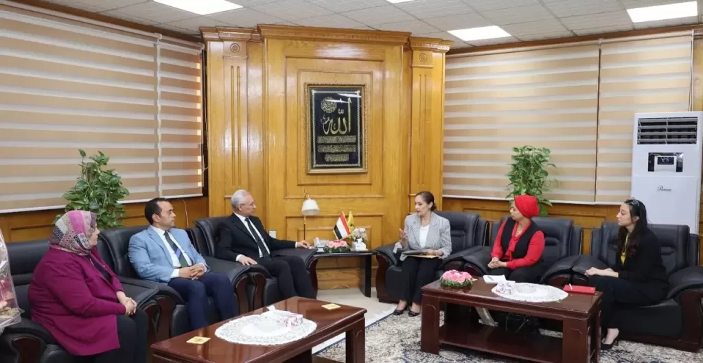 رئيس جامعة المنيا يستقبل السفيرة نائلة جبر رئيس اللجنة الوطنية التنسيقية لمكافحة الهجرة غير الشرعية