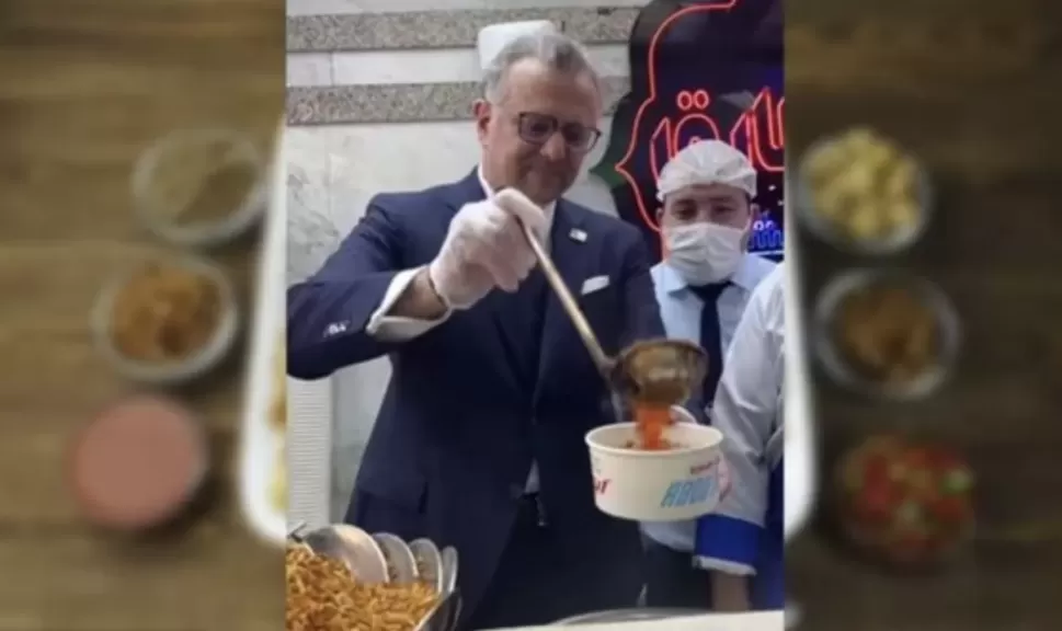 مستشار ترامب يتناول الكشري في شوارع القاهرة