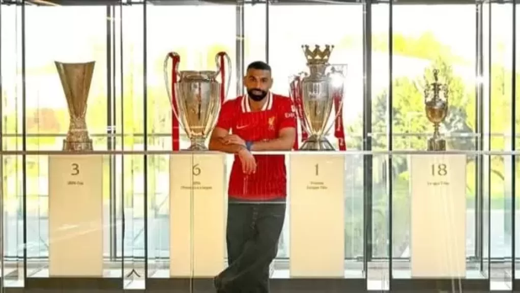 صلاح يتسلم جائزة أفضل لاعب في الدوري الإنجليزي من رابطة الكتاب