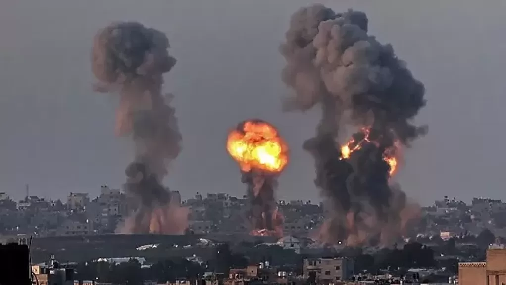 مصرع 40 شخصا وإصابة العشرات في انفجار ضخم باليمن