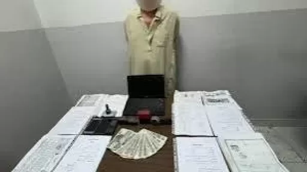 ضبط أحد الأشخاص بالشرقية لقيامه بمزاولة نشاط إجرامى تخصص فى تزوير المحررات الرسمية
