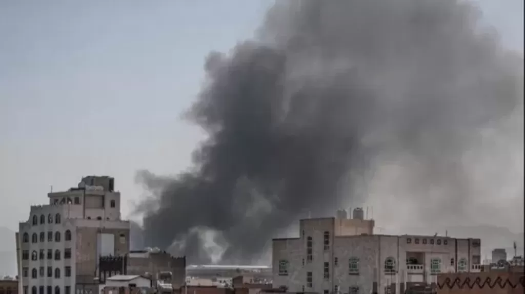 الحوثيون: أكثر من مليار دولار خسائر موانئ الحديدة جراء الهجمات الإسرائيلية والأمريكية