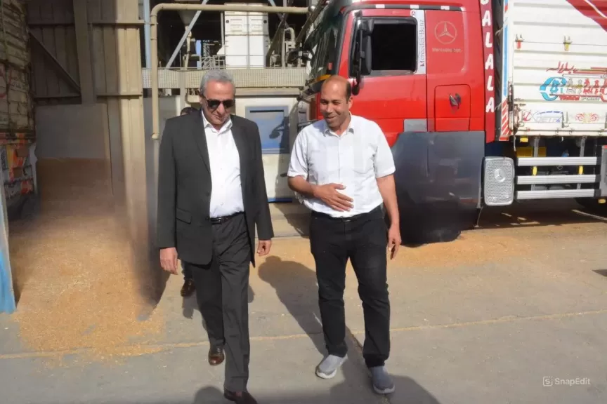 محافظ الغربية يتفقد مواقع تخزين القمح بطنطا