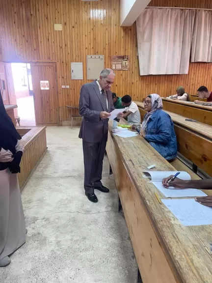 جانب من جولة رئيس الجامعة