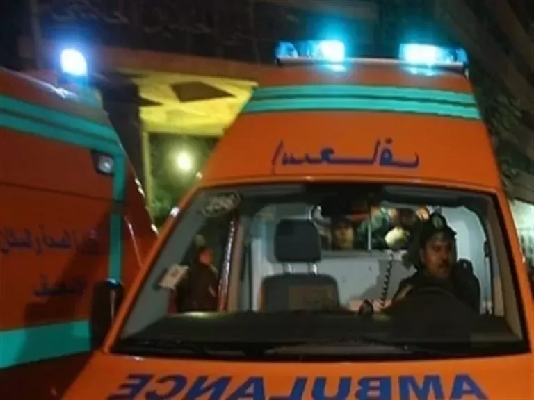 إصابة 18 شخصًا في تصادم بين أتوبيس عمال وسيارة نقل بطريق الروبيكي