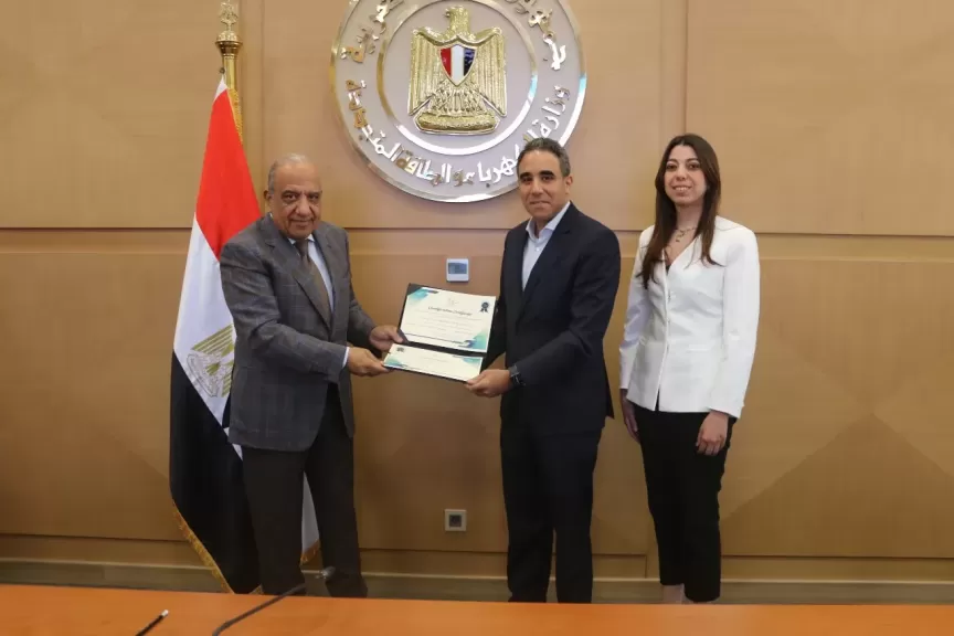 وزير الكهرباء يسلّم شهادات تأهيل 4 مشروعات لإنتاج الطاقة المتجددة وبيعها للمستهلكين