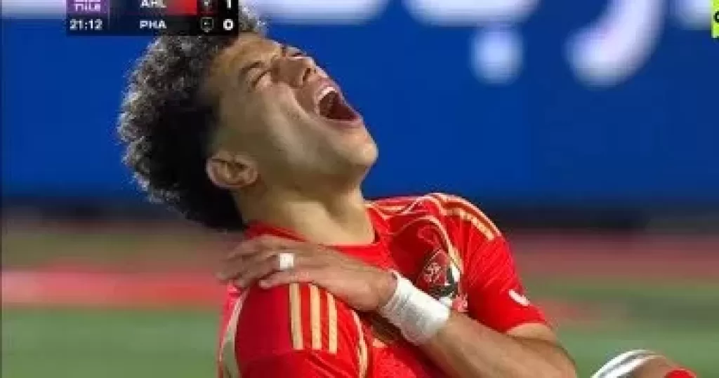 إصابة إمام عاشور بالكتف في مباراة لأهلي وفاركو ونزوله بعد تلقي العلاج