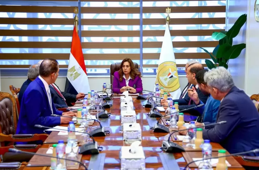 وزيرة التنمية المحلية تتابع مع عدد من قيادات الوزارة ملفات الأحوزة العمرانية والمخططات التفصيلية والاستراتيجية للمدن والقري بالمحافظات