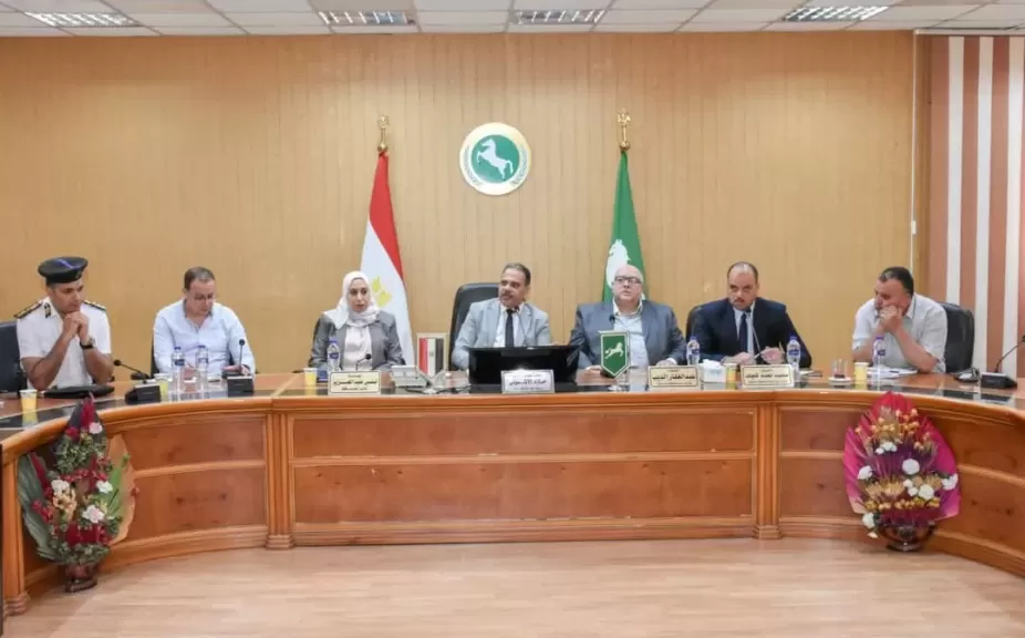 محافظ الشرقية يعقد اجتماعاً لتطوير منظومة العمل والارتقاء بمستوى الخدمات المقدمة للمواطنين وإعادة الإنضباط للشارع الشرقاوي
