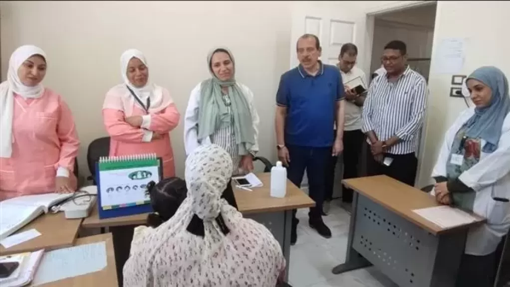 «مكافآت وخدمات إضافية».. نائب وزير الصحة يتفقد مستشفيات ووحدات البحر الأحمر